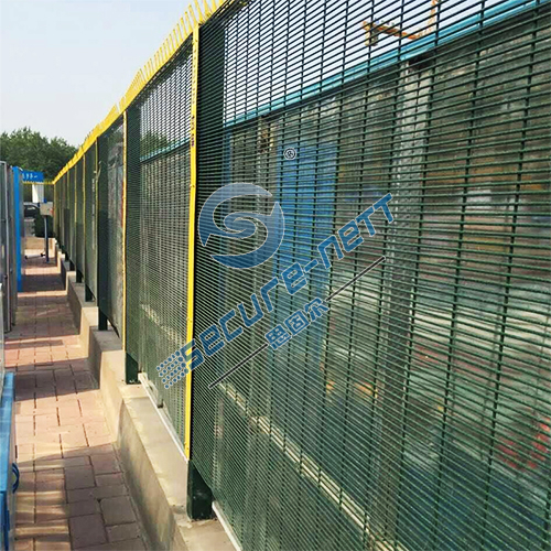 What are the advantages of using mesh fence?