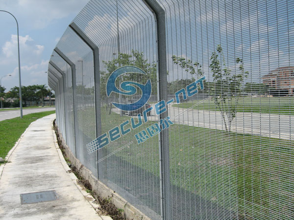 High-security welded mesh fences 
